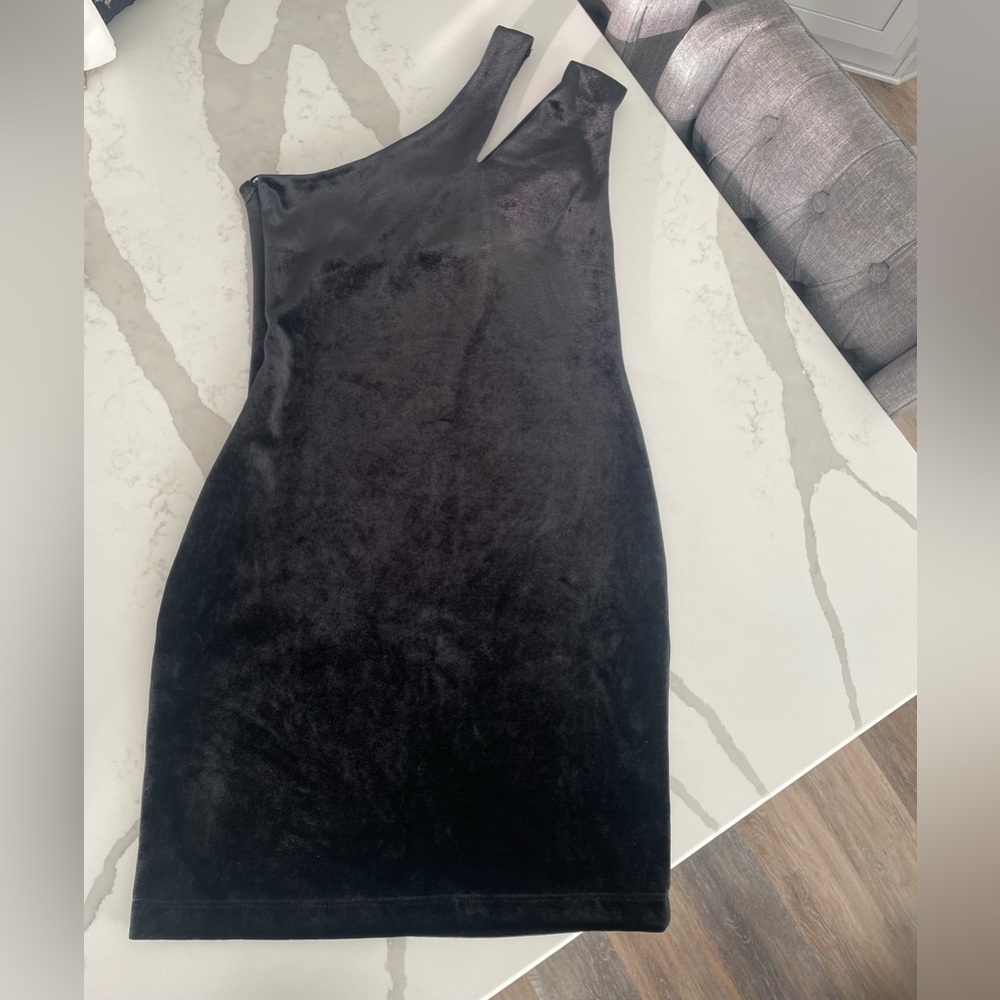 Top shop black velvet one shoulder dress size 6. Only worn one time.